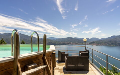 Lo Scoiattolo: Himmel, Eigentum, See, Azurblau, Haus, Berg, Zimmer, Meer, Grundeigentum, Ozean
