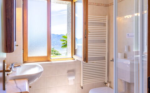 Lo Scoiattolo: Badezimmer, Zimmer, Eigentum, Gebäude, Interior Design, Tür, Die Architektur, Haus, Grundeigentum, Armatur