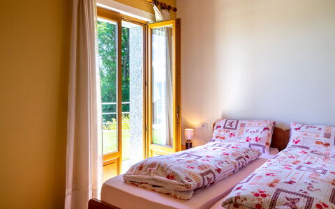 Lo Scoiattolo: Schlafzimmer, Bett, Zimmer, Möbel, Eigentum, Bettdecke, Bettrahmen, Interior Design, Gelb, Bedding