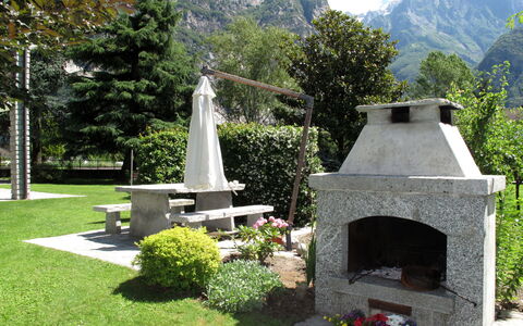 Serena (Lmz180): Garten, Gras, Landschaft, Landscaping, Garten, Denkmal, Haus, Grabstein, Strauch, Friedhof