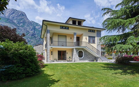 Serena (Lmz180): Pflanze, Himmel, Wolke, Gebäude, Fenster, Baum, Haus, Gras, Wohngebiet, Hütte