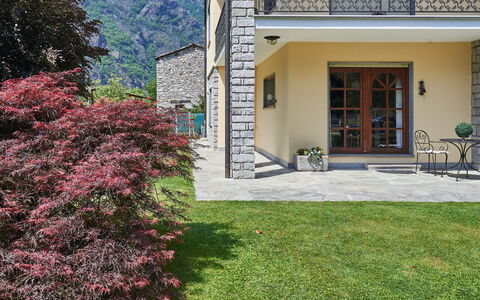 Serena (Lmz180): Pflanze, Gebäude, Blume, Baum, Fenster, Gras, Tür, Veranda, Haus, Schatten