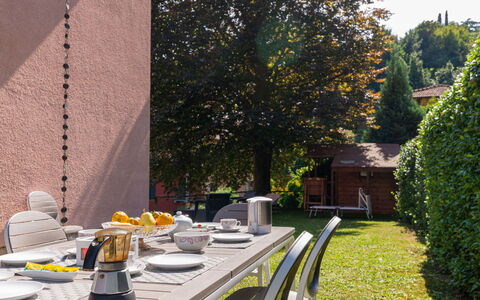 Vittoria: Eigentum, Gelb, Wand, Haus, Tabelle, Gras, Grundeigentum, Garten, Baum, Zuhause