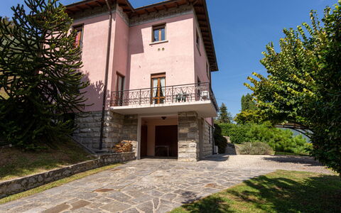 Vittoria: Pflanze, Himmel, Gebäude, Fenster, Baum, Haus, Grundstueck, Hütte, Wohngebiet, Treppe