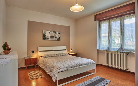 Simoni (Gla107): Eigentum, Möbel, Gebäude, Komfort, Fenster, Holz, Textil, Interior Design, Beleuchtung, Bettrahmen