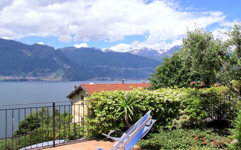 Paníco: Wolke, Himmel, Pflanze, Wasser, Berg, Blau, Azurblau, Gartenmöbel, Sonnenliege, Natürliche Landschaft