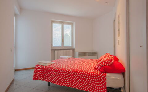 Gaia: Schlafzimmer, Möbel, Zimmer, Bett, Eigentum, Rot, Bettdecke, Bettrahmen, Interior Design, Fussboden