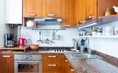 Stefania (Vna370): Countertop, Cabinetry, Eigentum, Herd, Küche, Küchengerät, Sinken, Holz, Spüle, Beleuchtung