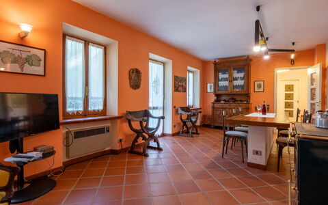 Cascina Calore: Bilderrahmen, Tabelle, Möbel, Schreibtisch, Beleuchtung, Zimmerpflanze, Holz, Cabinetry, Interior Design, Wohnzimmer