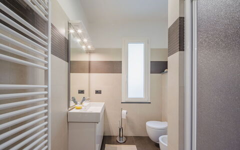 Zia Maria: Eigentum, Sinken, Armatur, Spiegel, Zapfhahn, Holz, Badezimmer, Interior Design, Gebäude