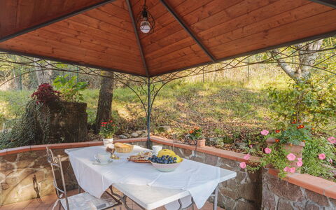 Grande Quercia: Tabelle, Pflanze, Möbel, Eigentum, Gebäude, Blumentopf, Tisch Im Freien, Stuhl, Schatten, Gartenmöbel