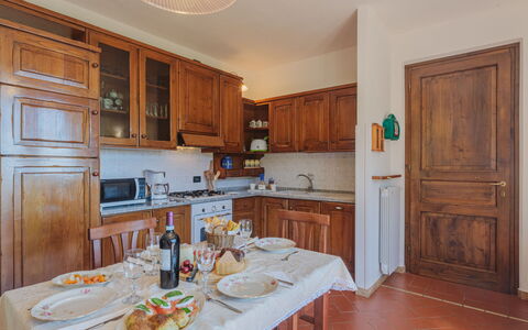 Luca: Cabinetry, Countertop, Möbel, Essen, Tabelle, Küchengerät, Holz, Küche, Interior Design, Tür