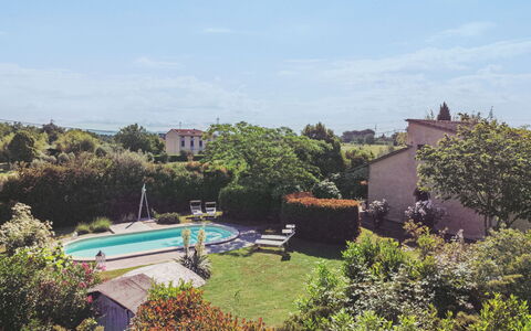 Villa Ulivo: Pflanze, Himmel, Wolke, Pflanzengemeinschaft, Gebäude, Schwimmbad, Baum, Wasser, Grundstueck, Vegetation