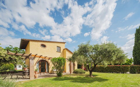 Villa Ulivo: Wolke, Pflanze, Himmel, Gebäude, Baum, Fenster, Natürliche Landschaft, Grundstueck, Gras, Sonnenlicht