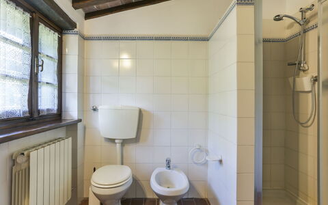 Girasole: Armatur, Eigentum, Weiss, Fenster, Badezimmer, Duschkopf, Toilette, Interior Design, Beleuchtung