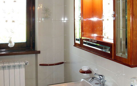 Emilia: Bad Sink, Armatur, Sinken, Badezimmer, Interior Design, Spiegel, Flooring, Zapfhahn, Fussboden, Installation
