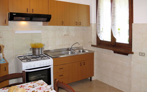 Emilia: Küche, Möbel, Holz, Küchengerät, Flooring, Major Appliance, Countertop, Interior Design, Fussboden, Spüle