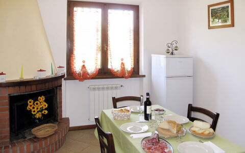 Emilia: Möbel, Interior Design, Holz, Zimmer, Flooring, Fussboden, Beleuchtung, Tabelle, Decke, Zuhause