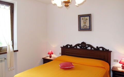 Emilia: Bett, Möbel, Schlafzimmer, Interior Design, Wand, Bettdecke, Bedding, Holz, Fussboden, Zimmer