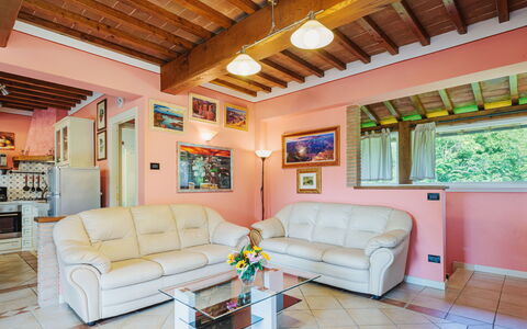 Verde Versilia: Möbel, Couch, Eigentum, Fenster, Wohnzimmer, Interior Design, Beleuchtung, Bilderrahmen, Fussboden, Wand