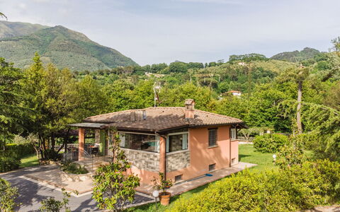 Verde Versilia: Pflanze, Himmel, Wolke, Eigentum, Gebäude, Pflanzengemeinschaft, Berg, Fenster, Natürliche Landschaft, Baum