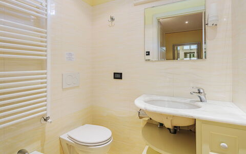 Verde Versilia: Spiegel, Bad Sink, Armatur, Sinken, Eigentum, Zapfhahn, Badezimmer, Lila, Interior Design