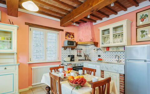 Verde Versilia: Möbel, Eigentum, Cabinetry, Tabelle, Fenster, Holz, Interior Design, Küche, Countertop, Beleuchtung