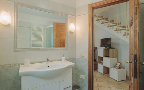 Alba: Spiegel, Eigentum, Armatur, Sinken, Zapfhahn, Badezimmer, Bad Sink, Interior Design, Gebäude, Holz