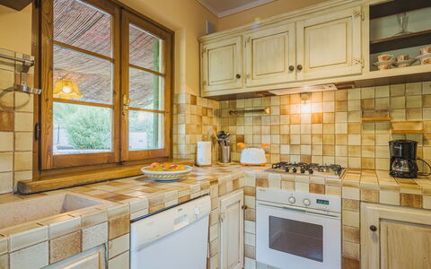 Costacce: Cabinetry, Countertop, Eigentum, Fenster, Küche, Gebäude, Herd, Holz, Küchengerät, Interior Design
