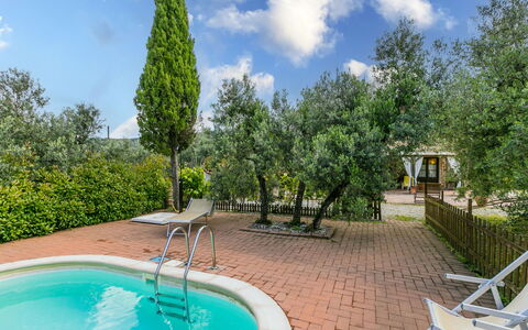 La Casina: Wasser, Wolke, Pflanze, Himmel, Eigentum, Grün, Baum, Natürliche Landschaft, Schwimmbad, Freizeit