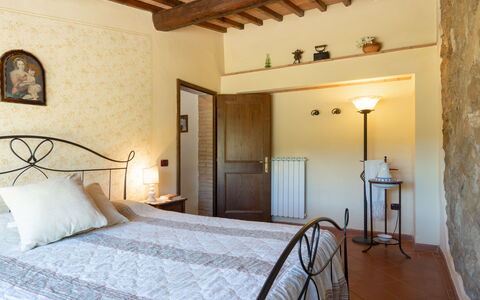 Il Sangiovese: Schlafzimmer, Eigentum, Zimmer, Bett, Gebäude, Möbel, Interior Design, Haus, Decke, Bettrahmen