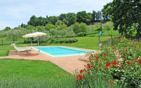Le Fonti di Santa Lucia: Natürliche Landschaft, Eigentum, Gras, Schwimmbad, Grundstueck, Rasen, Garten, Hinterhof, Garten, Landschaft
