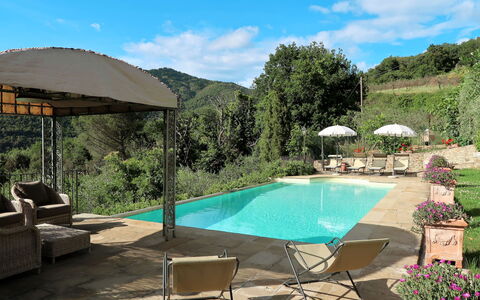 La Felcaia: Eigentum, Schwimmbad, Grundeigentum, Hinterhof, Haus, Terrasse, Urlaub, Zuhause, Gebäude, Wohngebiet