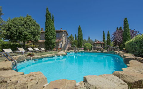 Casa Clotilde: Wasser, Himmel, Pflanze, Azurblau, Baum, Natürliche Landschaft, Gebäude, Schwimmbad, Freizeit, Landschaft