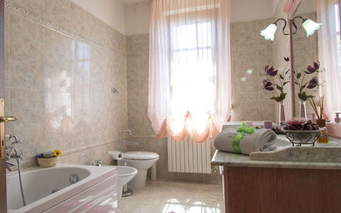 Le Terrazze: Badewanne, Eigentum, Pflanze, Fenster, Interior Design, Badezimmer, Cabinetry, Holz, Fussboden