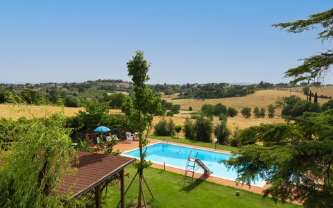 San Piero: Wasser, Himmel, Pflanze, Schwimmbad, Azurblau, Baum, Botanik, Stuhl, Natürliche Landschaft, Gewässer