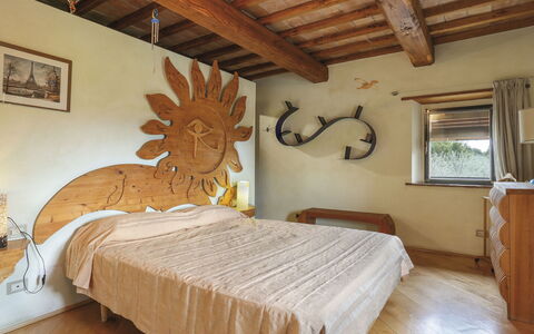 Maestraccio: Schlafzimmer, Bett, Zimmer, Eigentum, Möbel, Bettrahmen, Decke, Interior Design, Wand, Bettdecke
