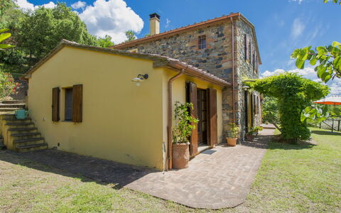 Podere Gabruccino: Wolke, Pflanze, Gebäude, Himmel, Eigentum, Fenster, Baum, Haus, Tür, Grundstueck