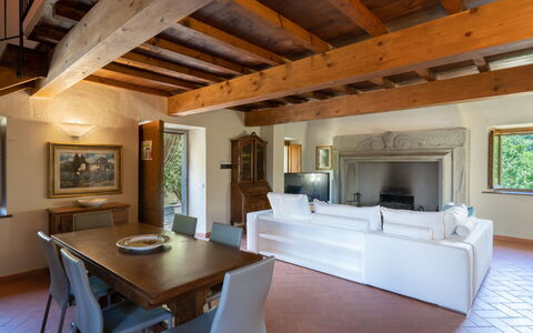 Villa: Möbel, Eigentum, Tabelle, Gebäude, Holz, Bilderrahmen, Interior Design, Flooring, Fussboden, Wohnzimmer