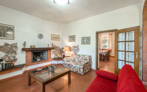 Podere Chiocciolaia: Bilderrahmen, Tabelle, Eigentum, Möbel, Holz, Komfort, Beleuchtung, Interior Design, Orange, Fussboden