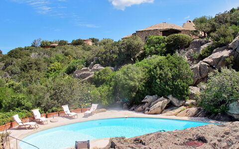 Roccia di Volpe: Schwimmbad, Eigentum, Natürliche Landschaft, Wildnis, Urlaub, Himmel, Berg, Sommer, Tourismus, Grundeigentum