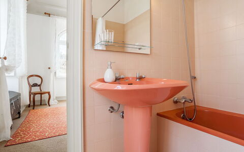 De Ferreira: Spiegel, Zapfhahn, Sinken, Bad Sink, Armatur, Badezimmer, Interior Design, Die Architektur, Lila, Holz