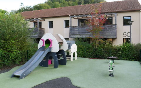 Les Eyzies de Tayac 602: Pflanze, Himmel, Gebäude, Eigentum, Fenster, Haus, Baum, Grundstueck, Schatten, Spielplatz Rutsche