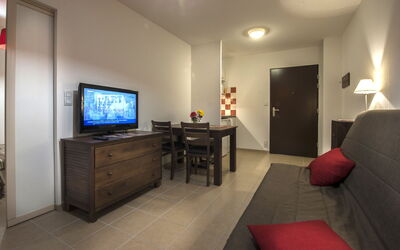 Les Clos du Rocher 602.2: Möbel, Eigentum, Tabelle, Komfort, Gebäude, Fernsehen, Interior Design, Holz, Die Architektur, Wohnzimmer