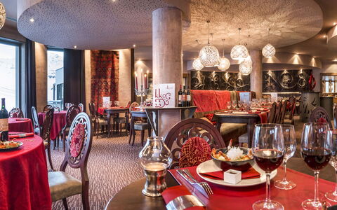 Val Thorens 929: Restaurant, Interior Design, Zimmer, Tabelle, Gebäude, Möbel, Esszimmer, Kelche, Funktionshalle, Die Architektur