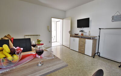 Delphin 644.3: Zimmer, Eigentum, Möbel, Interior Design, Grundeigentum, Gelb, Gebäude, Wohnzimmer, Haus, Fussboden