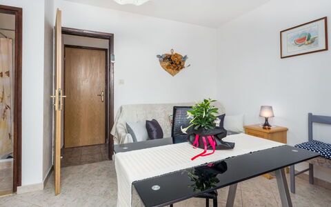 Poreč 649: Zimmer, Eigentum, Möbel, Interior Design, Tabelle, Gebäude, Grundeigentum, Haus, Fussboden, Decke