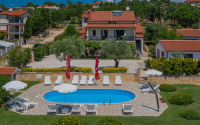 Poreč Kaštelir 655: Schwimmbad, Eigentum, Resort, Gebäude, Grundeigentum, Estate, Haus, Wohngebiet, Hazienda, Ferienort
