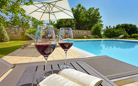 Poreč Kaštelir 656: Himmel, Eigentum, Wasser, Baum, Grün, Schwimmbad, Schatten, Gartenmöbel, Pflanze, Interior Design