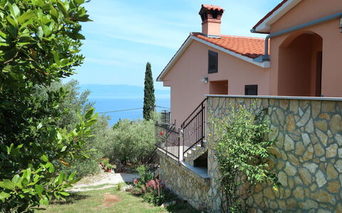 Labin 793: Himmel, Pflanze, Gebäude, Eigentum, Wolke, Fenster, Azurblau, Vegetation, Grundstueck, Biome
